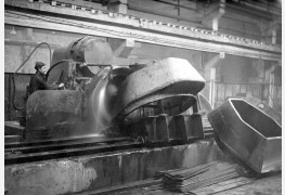 Шлифовка башни танка Т-34, 1942 г.